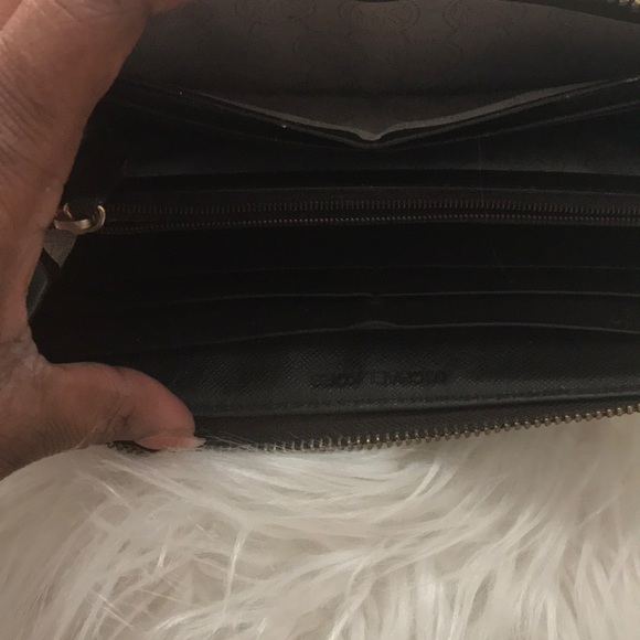 Michael Kors Logo Wallet - Picture 4 of 4